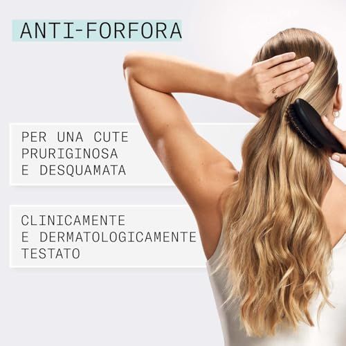 Donna che si pettina. Testo: Anti-forfora. Per cuoio capelluto pruriginoso e desquamato. Testato clinicamente.