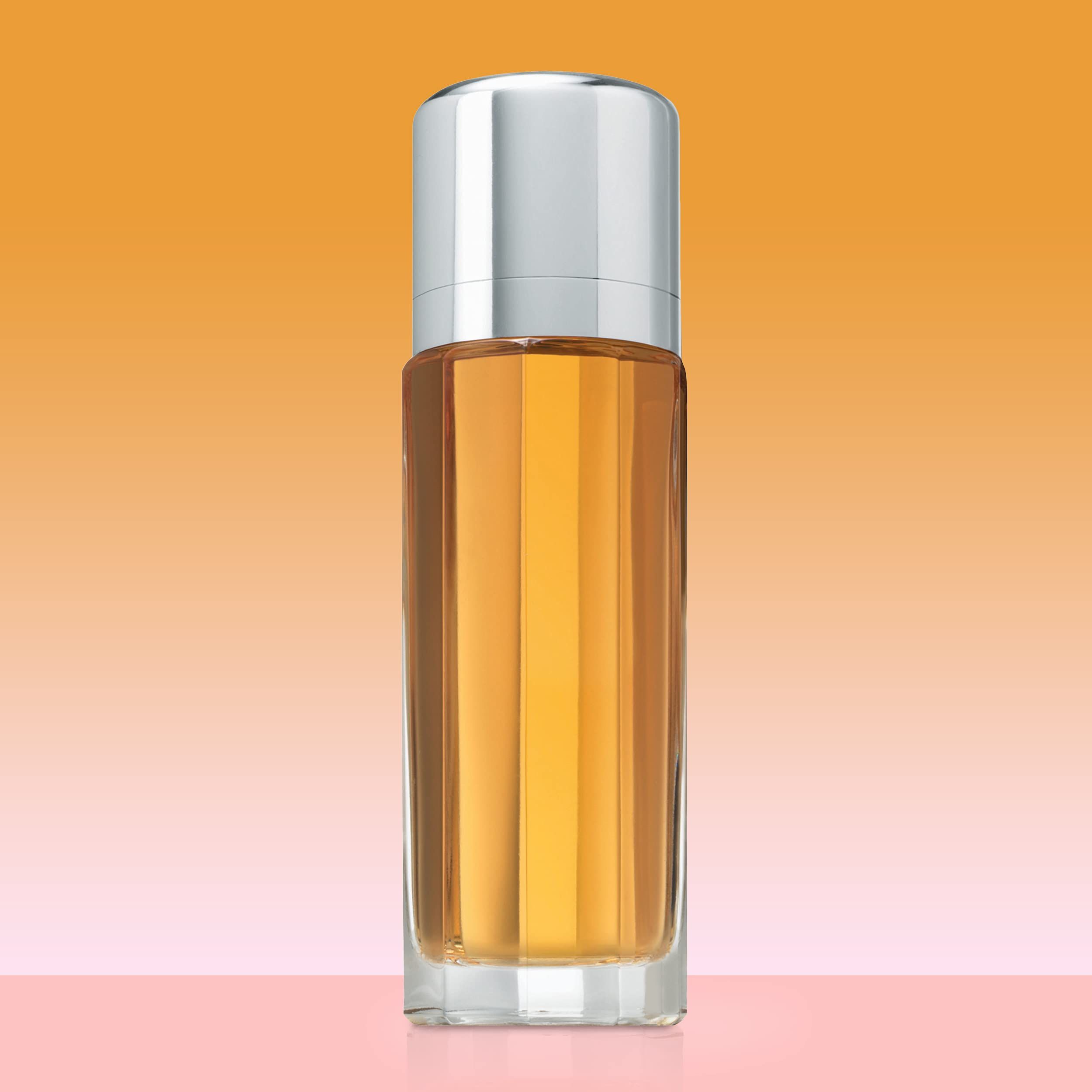 Flacone di profumo con tappo argentato e liquido ambrato. Forma chiara e rettangolare.