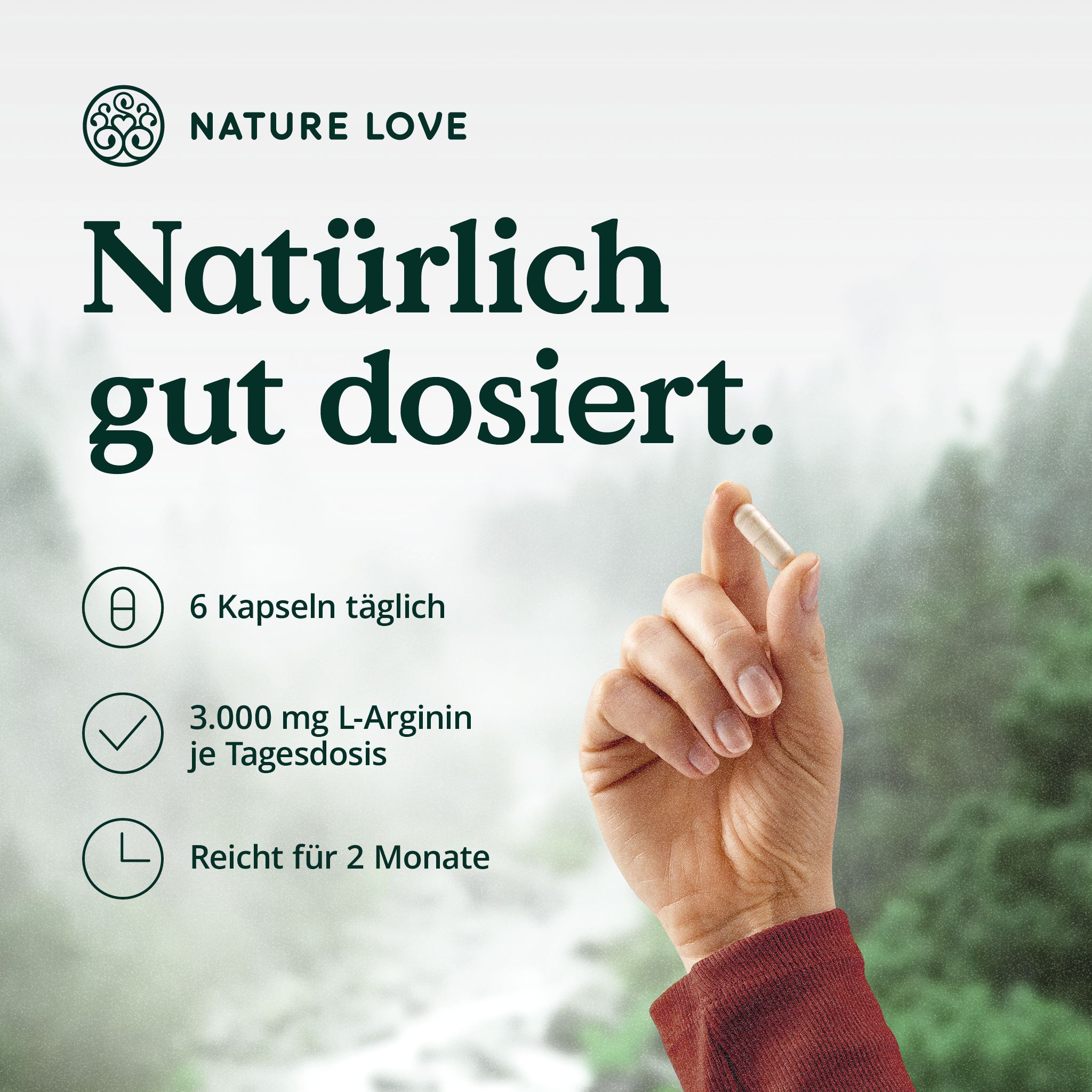 Mano che tiene una capsula. Testo: Naturalmente ben dosato. 6 capsule al giorno. 3.000 mg di L-Arginina per dose giornaliera. Logo: NATURE LOVE®.
