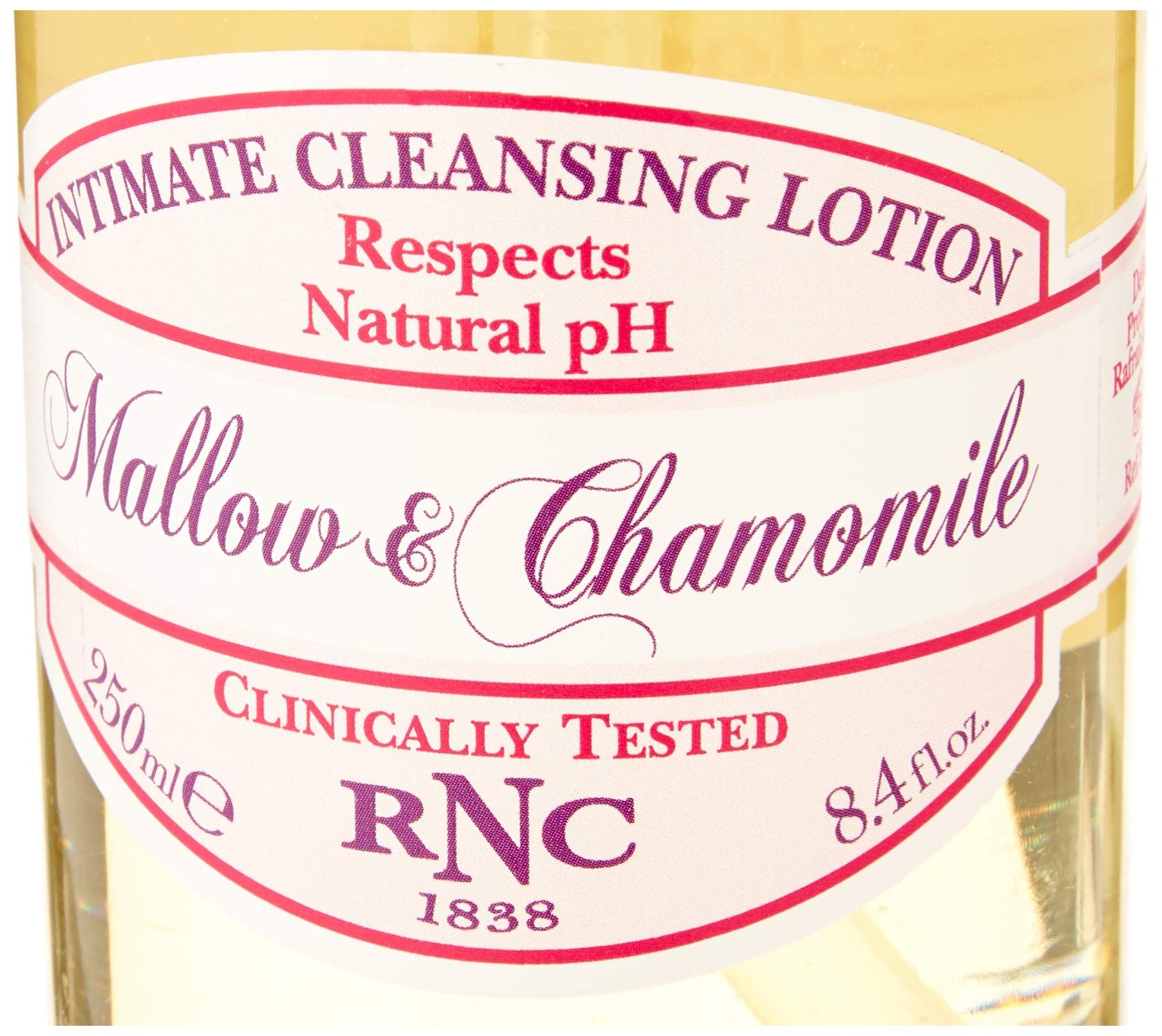 Primo piano dell'etichetta. Testo: Intimate Cleansing Lotion, Mallow & Chamomile, RNC 1838, 250ml, 8.4 fl.oz.