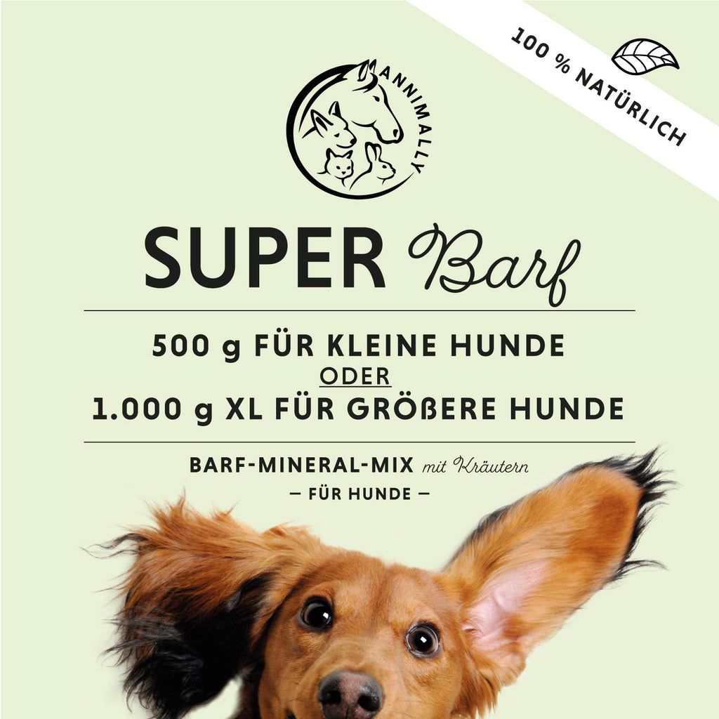 Primo piano di un cane. Testo: SUPER Barf, 500g per cani piccoli o 1.000g XL per cani più grandi. Barf-Mineral-Mix con erbe.
