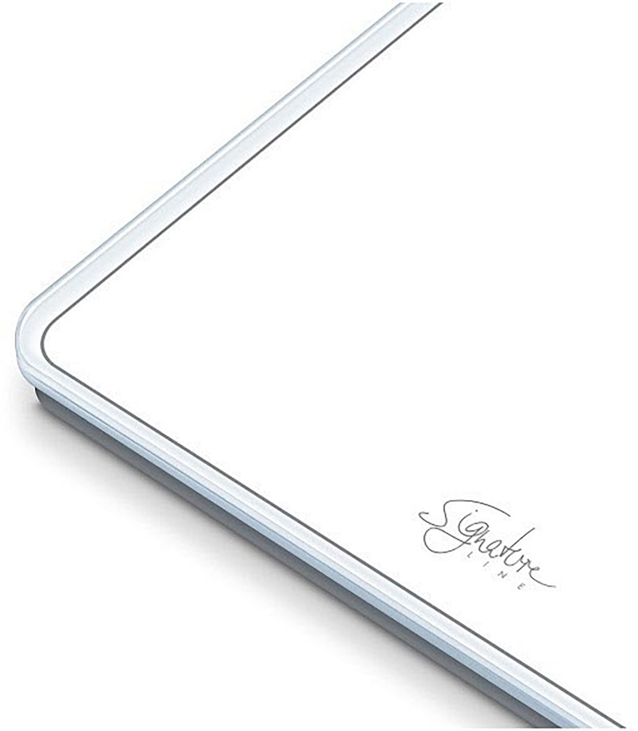 Vista dettagliata di una bilancia bianca. Scritta SignatureLine.
