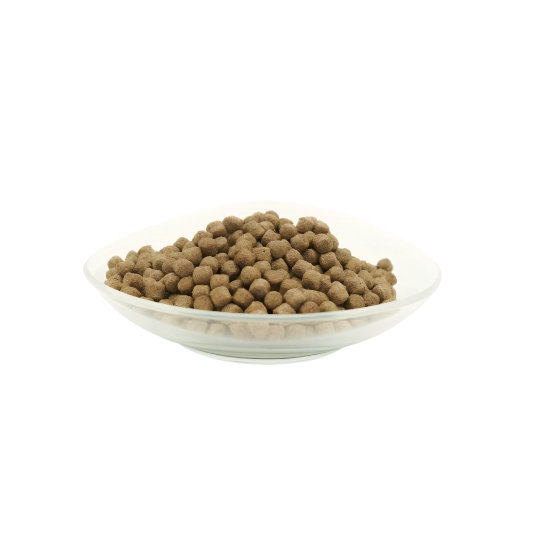 Piccoli pellet marroni in una ciotola trasparente. Mangime per carpe koi.