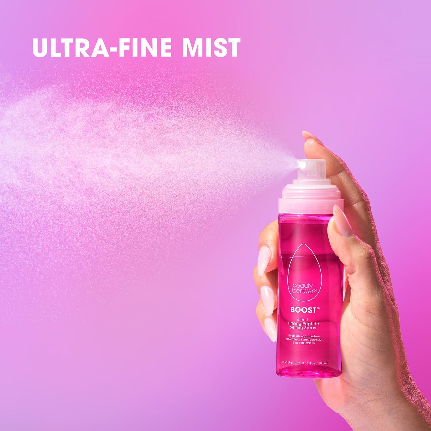 Mano che tiene un flacone rosa con vaporizzatore. Nebbia spray. Testo: BOOST 4-IN-1 Firming Peptide Setting Spray. Nebbia ultra-fine.