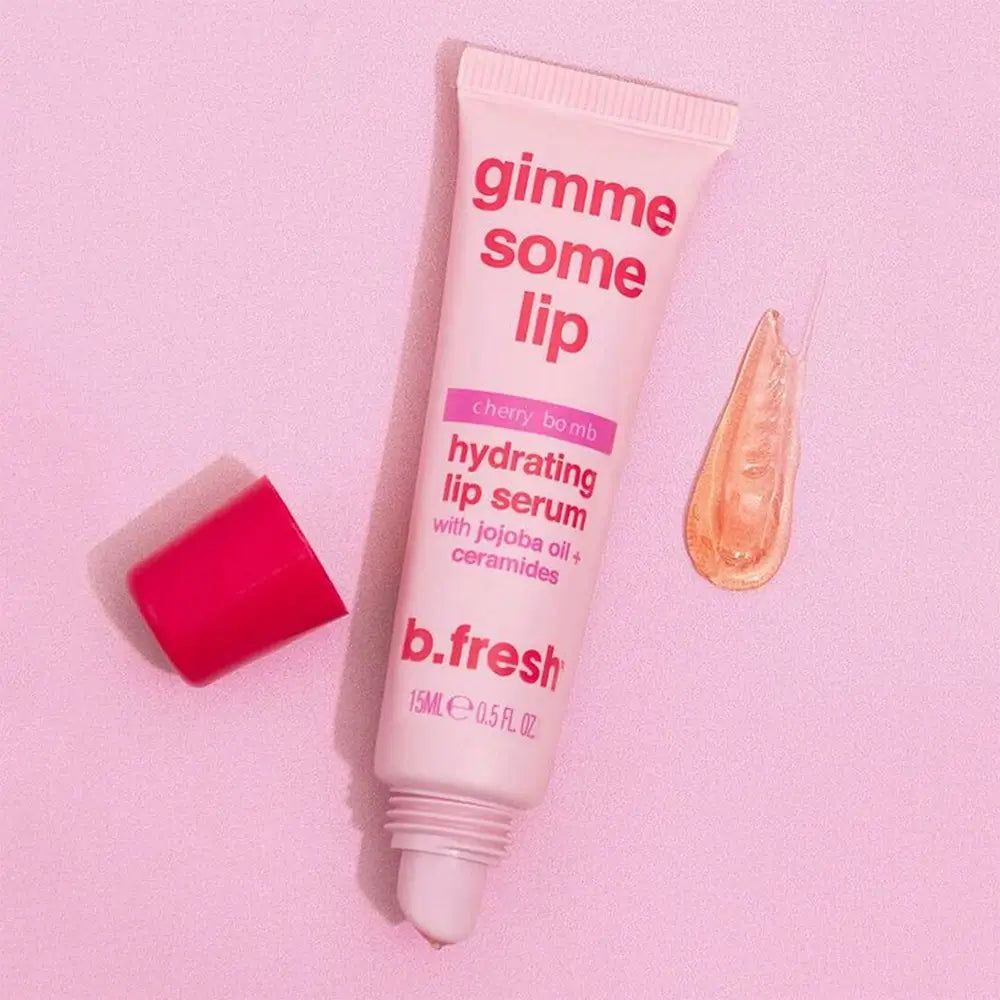 Tubo rosa con tappo rosso e goccia di siero. Scritta: gimme some lip, Cherry bomb, hydrating lip serum, b.fresh.