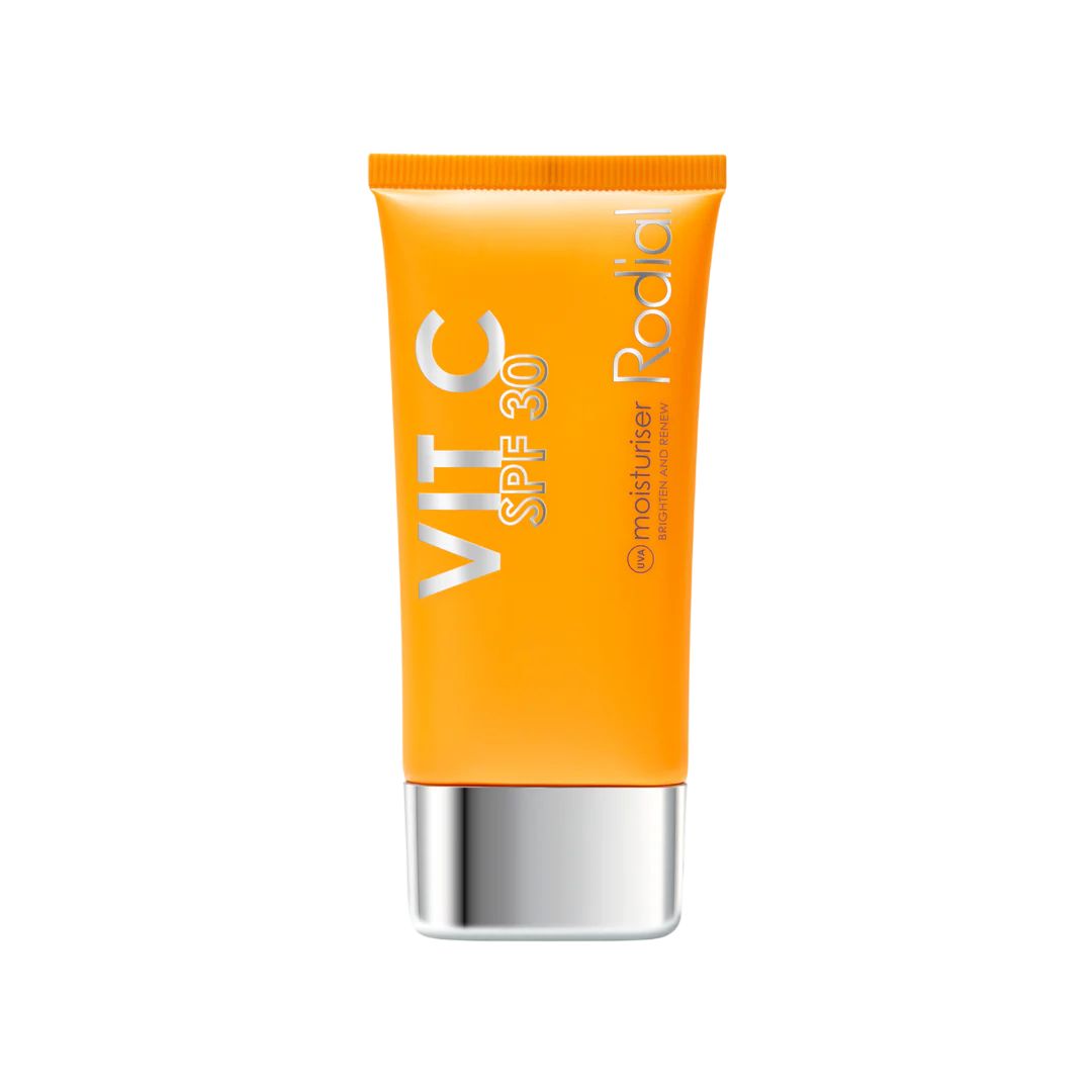 Tubo arancione con base argentata. Testo: Vit C SPF 30, Rodial. Scritta: Moisturiser, Brighten and Renew.