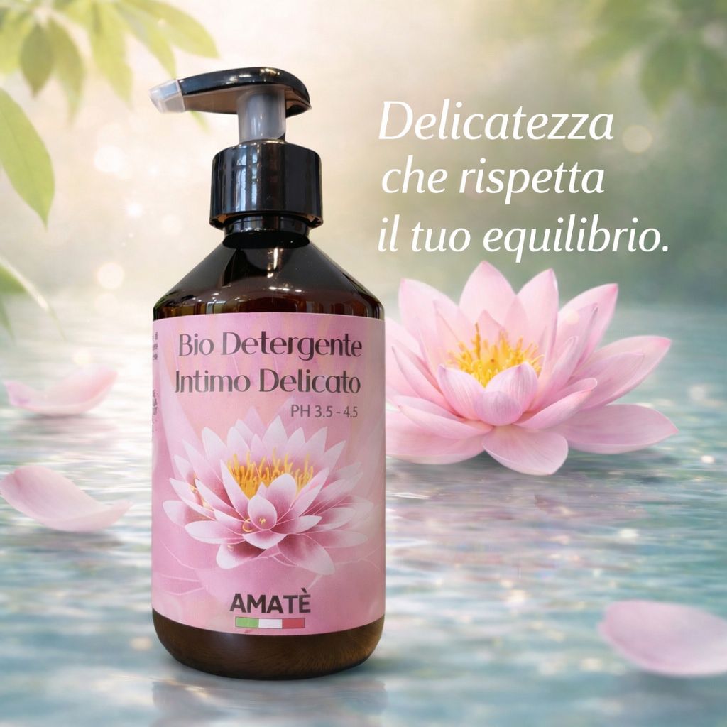 Flacone marrone con dosatore. Scritta: Bio Detergente Intimo Delicato, PH 3.5-4.5. Logo: AMATÈ. Fiore di loto rosa.