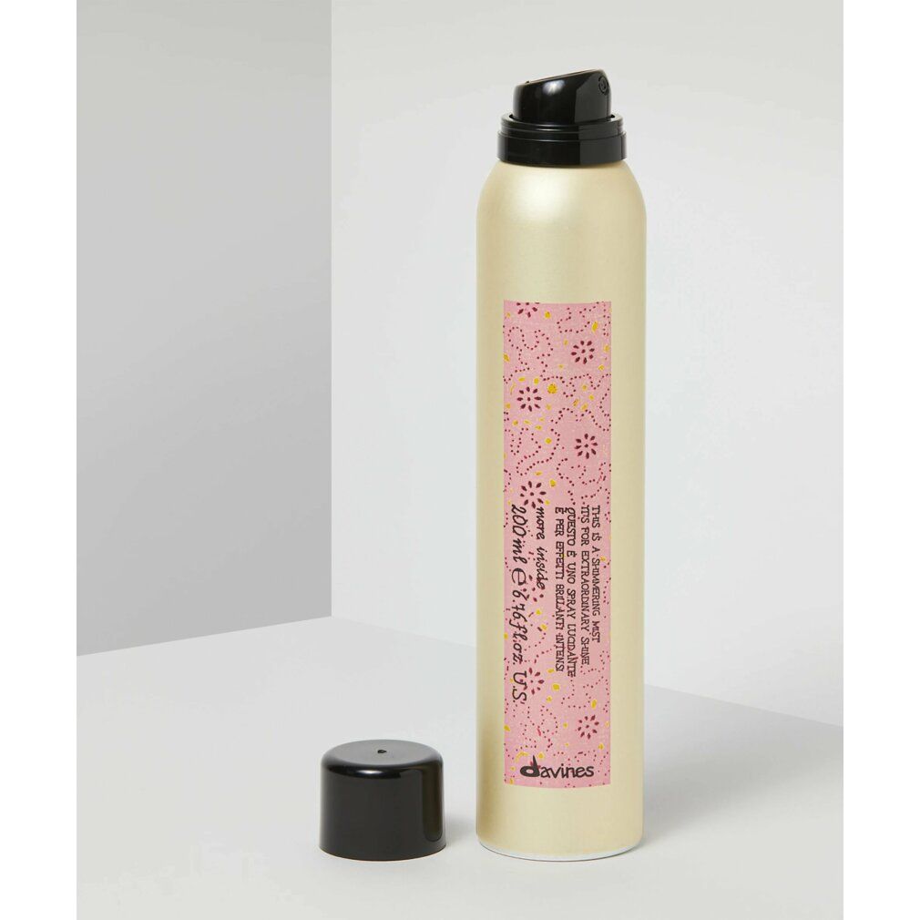 Contenitore con tappo nero ed etichetta rosa. Tappo accanto. Scritta: Davines, 200 ml, testo in inglese.