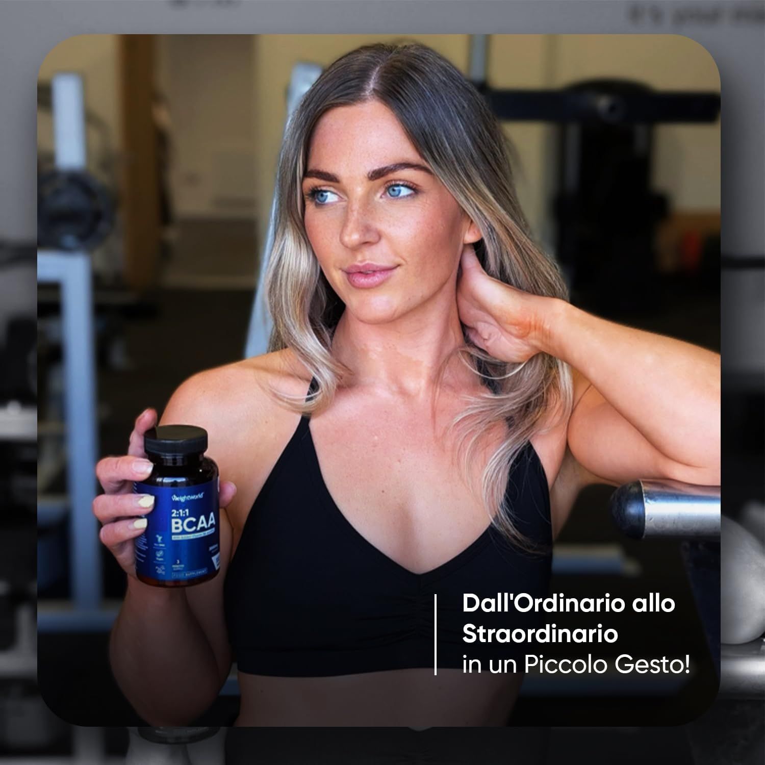 Donna che tiene un flacone. Testo: Dall'Ordinario allo Straordinario in un Piccolo Gesto!