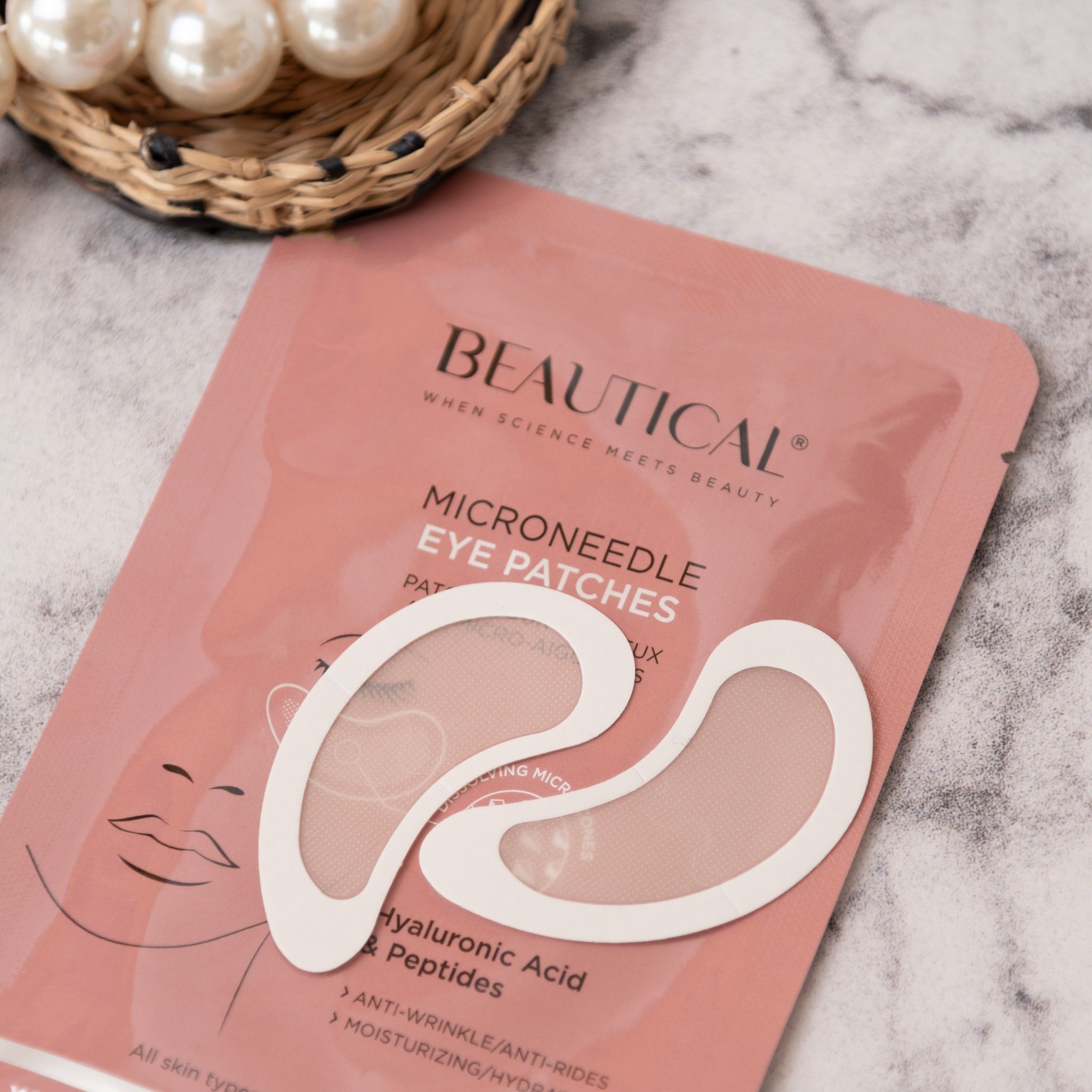 Confezione rosa BEAUTICAL con due patch occhi e perle. Testo: Patch occhi, acido ialuronico e peptidi.