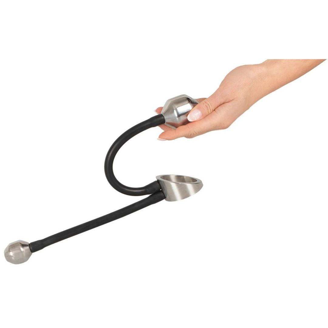 Prodotto con anello metallico e due pesi, tenuto da una mano. Collegamenti neri tra le parti.