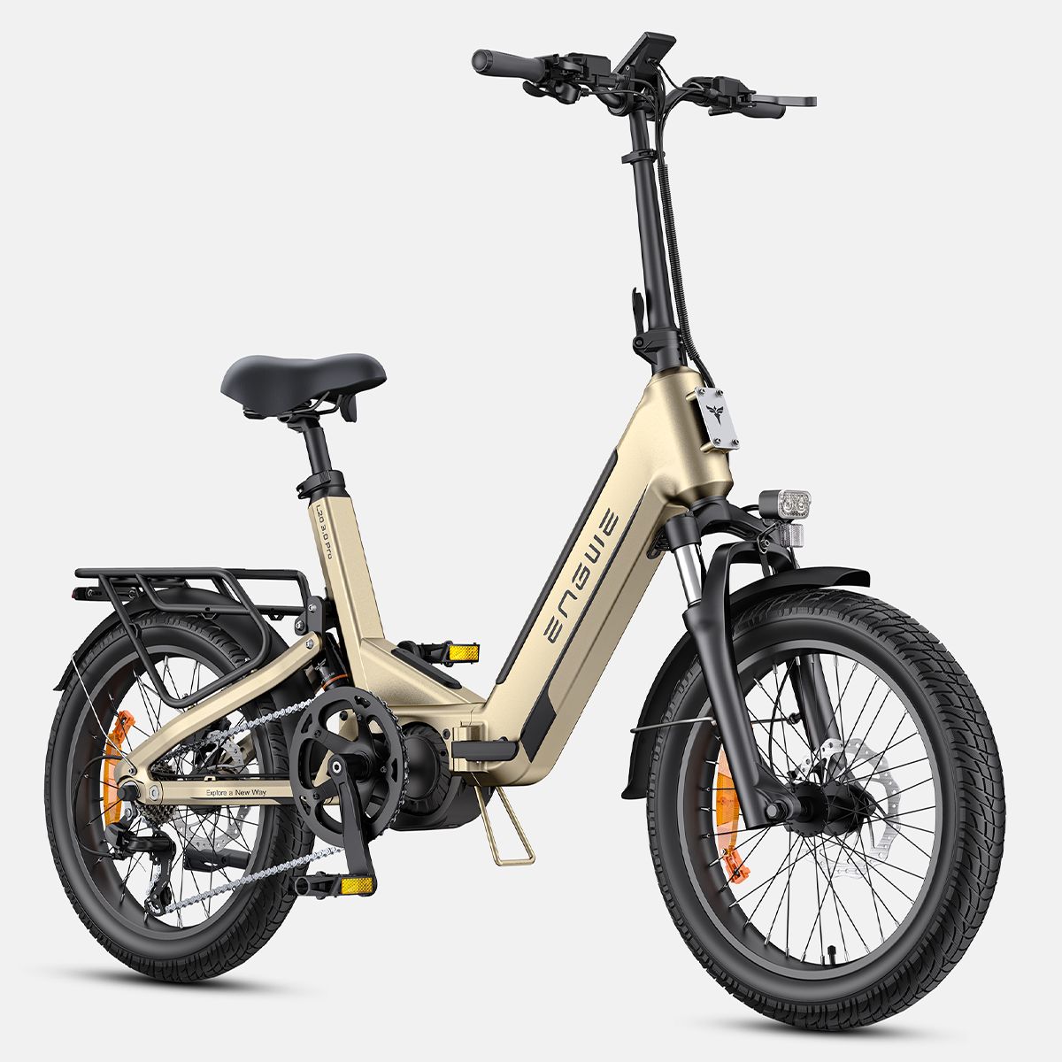 Bicicletta elettrica beige, pneumatici neri, portapacchi. Marchio ENGWE.