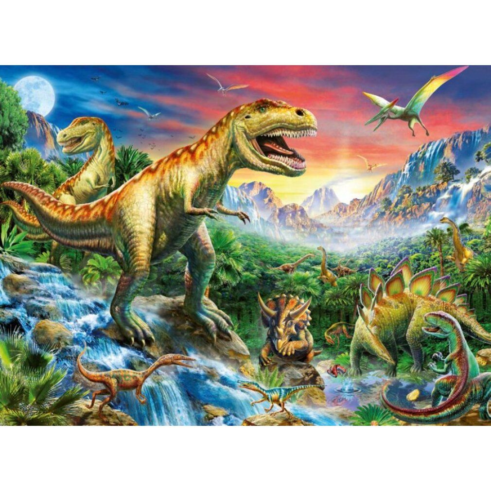Puzzle con motivo dinosauri. Scena con T-Rex, Stegosauro e Triceratopo in un paesaggio preistorico.
