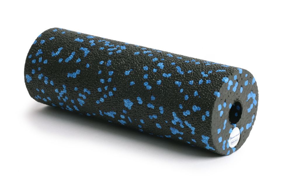 Rullo per fascia cilindrico. Schiuma nera con punti blu. Foro alle estremità. Adesivo con logo.