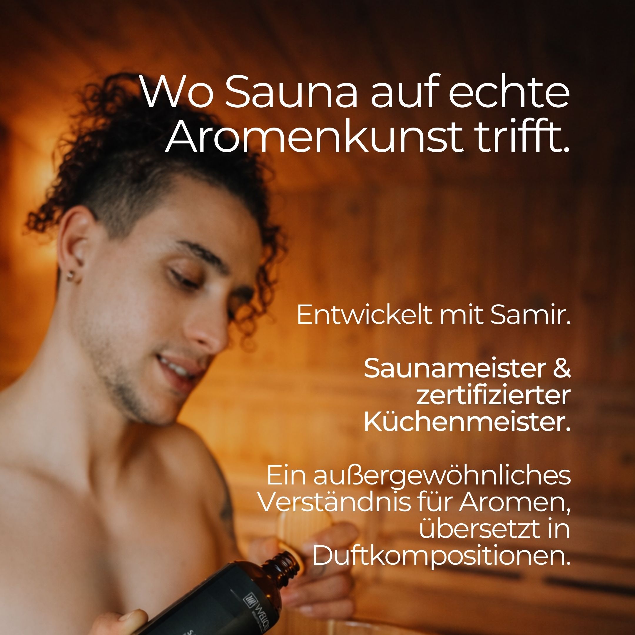 Uomo in sauna, tiene una bottiglia. Testo: Dove la sauna incontra la vera arte degli aromi. Sviluppato con Samir. Maestro di sauna e chef certificato.