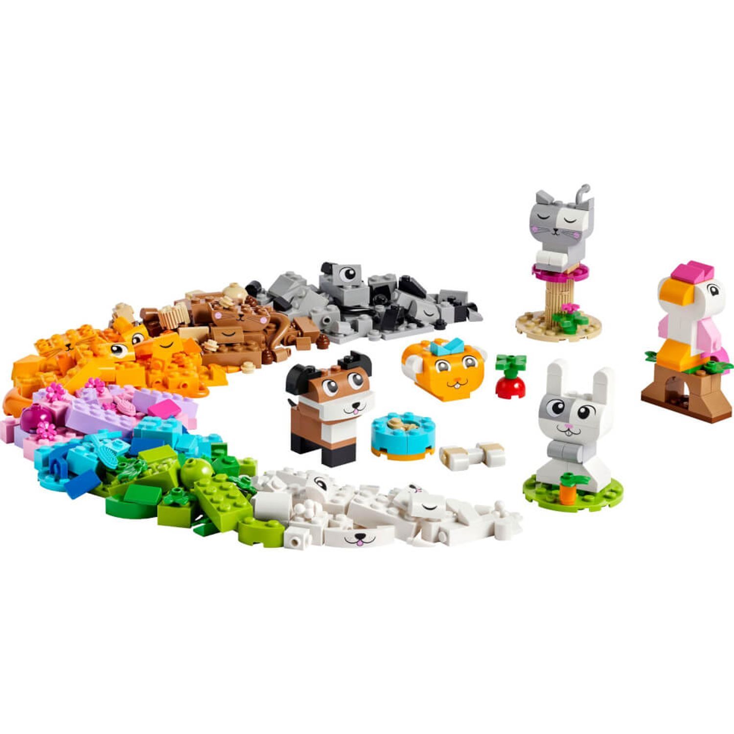 Varie figure di animali costruite con mattoncini LEGO. Volpe, gatto, uccello e coniglio, oltre a mattoncini sfusi.