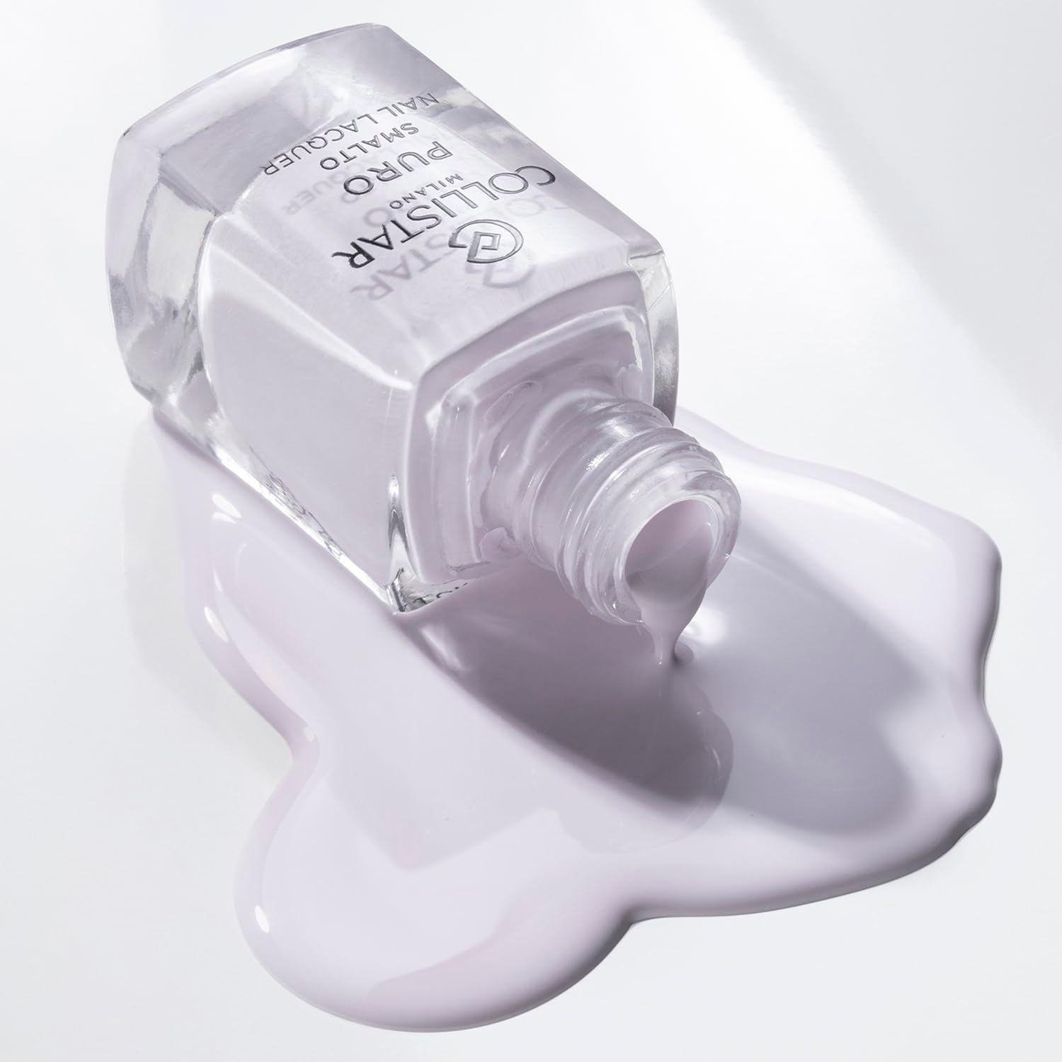 Flacone di smalto rovesciato, liquido pastello versato. Scritta: Collistar Puro Smalto Nail Lacquer.