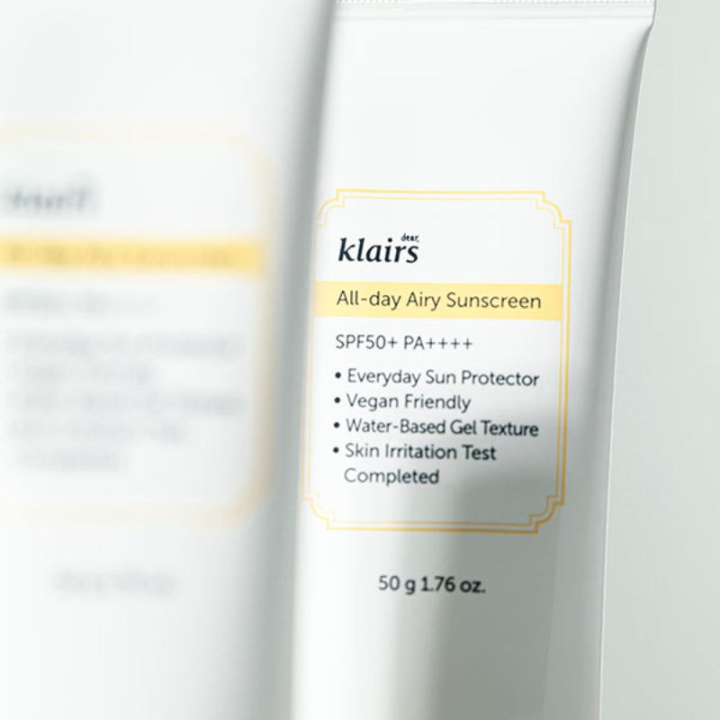 Primo piano di un tubo bianco con etichetta gialla. Scritta: klairs, All-day Airy Sunscreen, SPF50+ PA++++, 50 g.