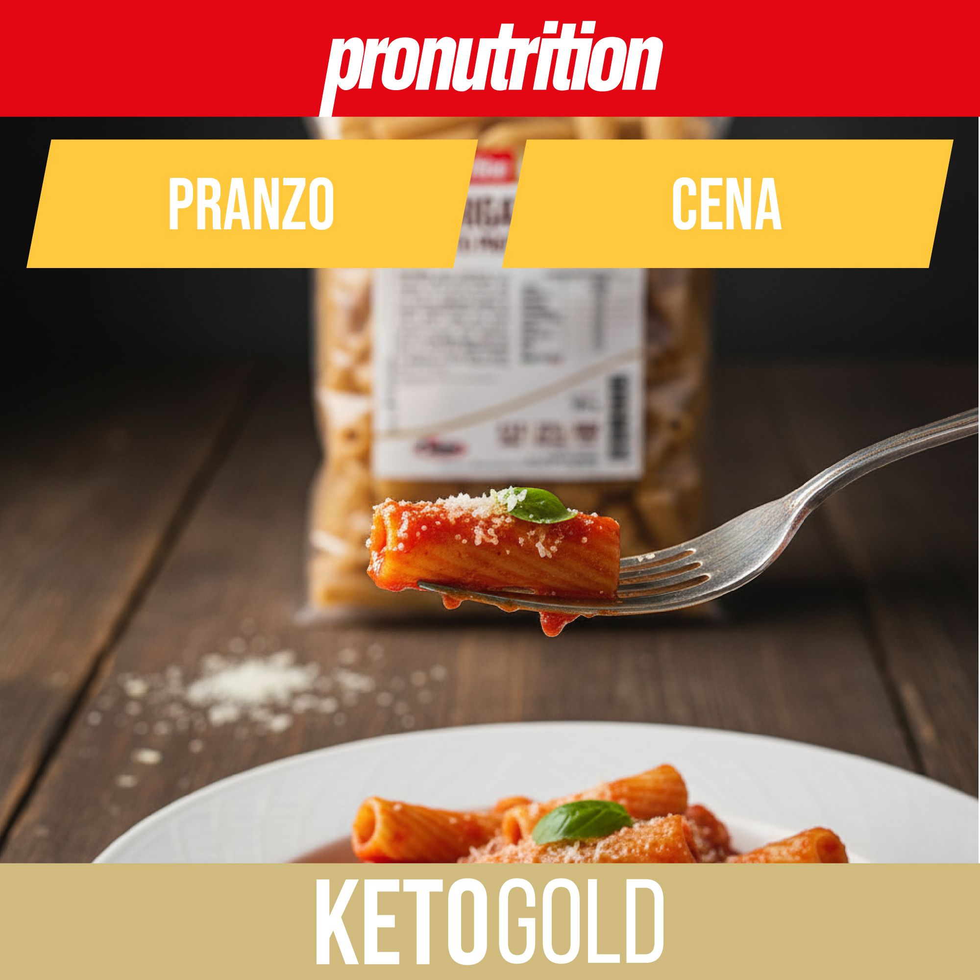 Forchetta con pasta Rigatoni al sugo. Sullo sfondo una confezione di pasta. Scritta: KetoGold.