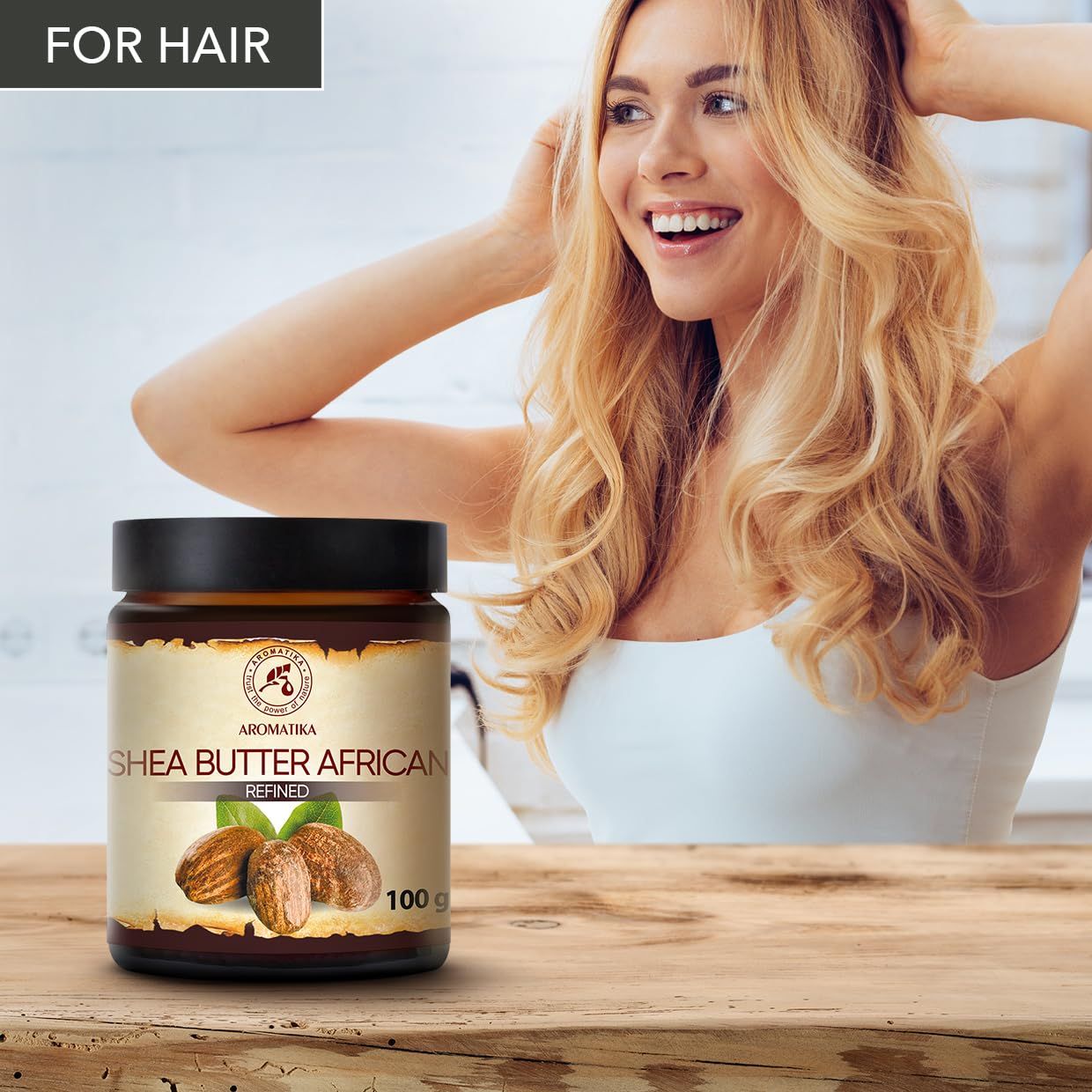 Barattolo di burro di karité AROMATIKA African. Donna che tocca i capelli.