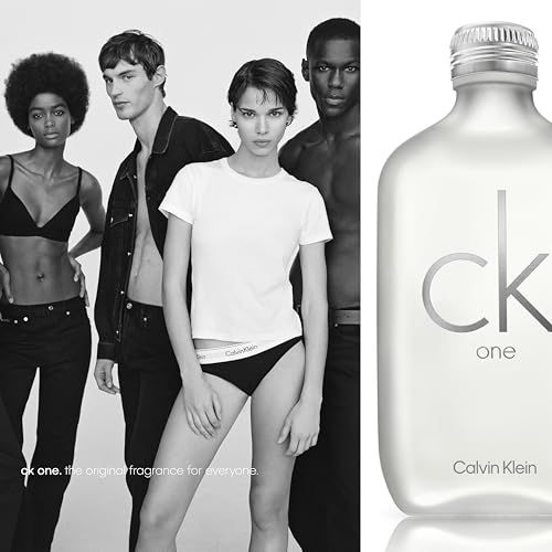 Flacone con tappo argentato e scritta « ck one ». Modelli sullo sfondo. Testo: « ck one, the original fragrance for everyone ».