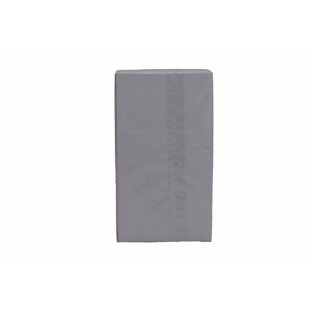 Confezione rettangolare grigia. La confezione è avvolta in pellicola.