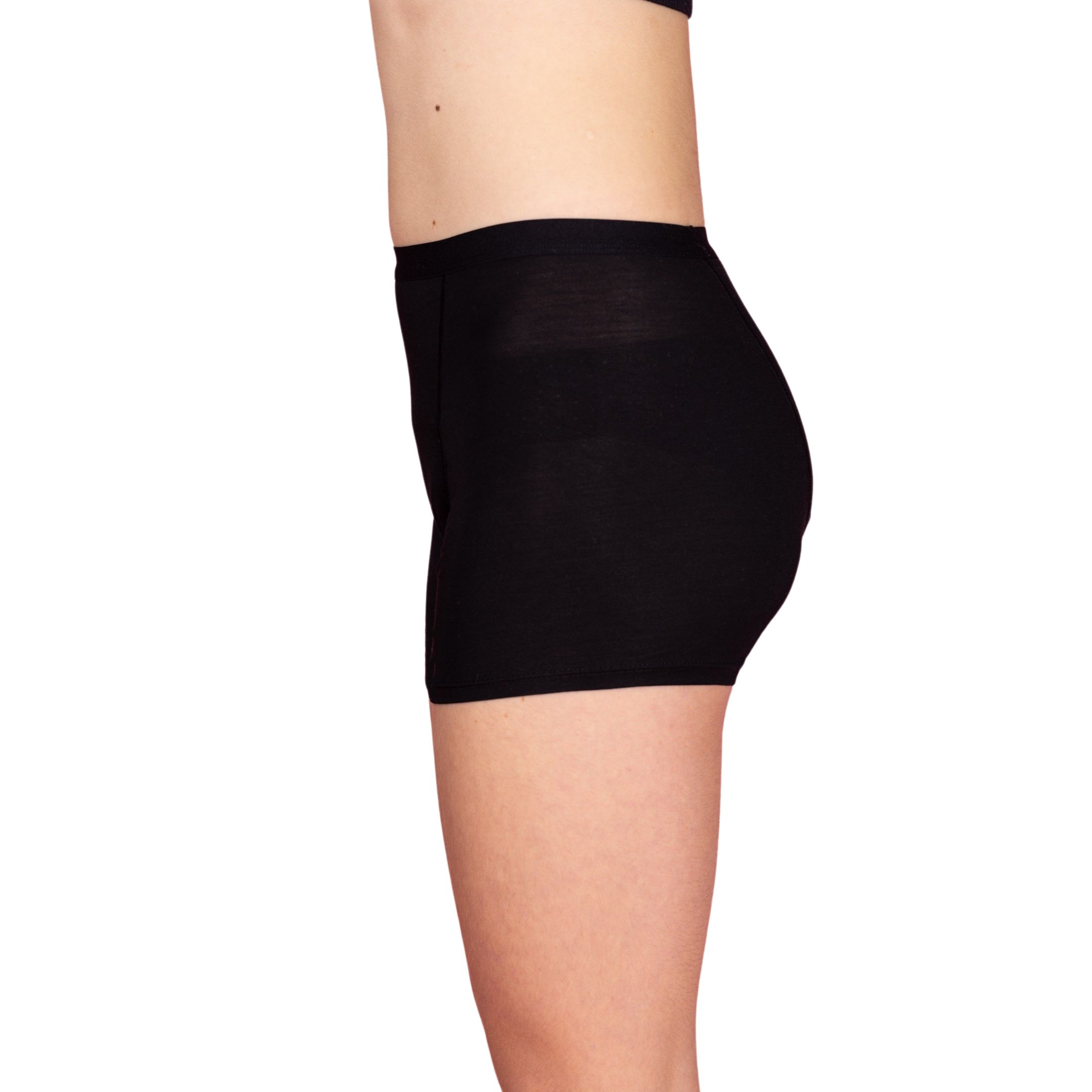 Boxer teen nero. Vista laterale. Cintura elastica. Su sfondo chiaro.