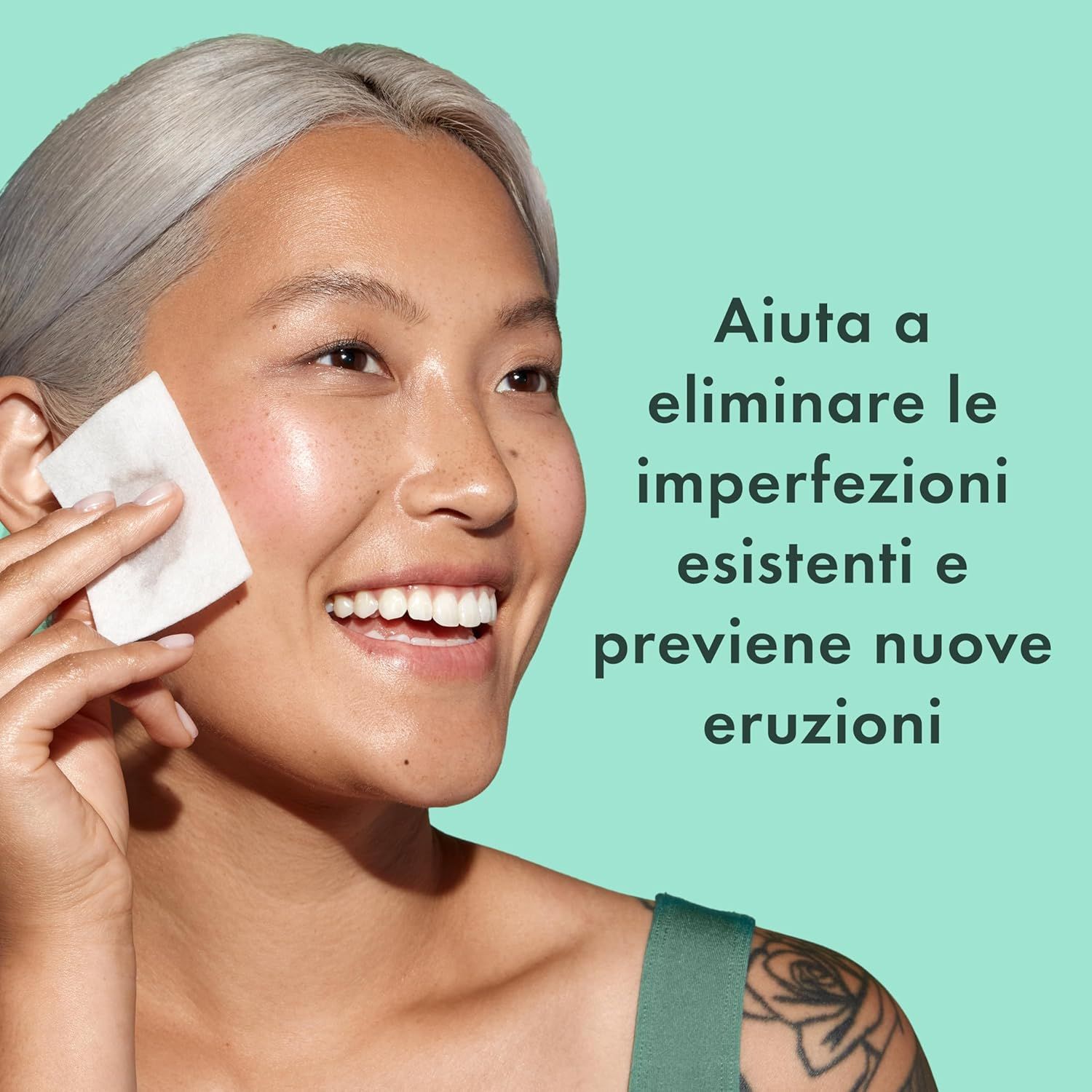 Donna con dischetto di cotone sulla pelle. Testo: Aiuta a eliminare le imperfezioni esistenti e a prevenire nuove eruzioni.