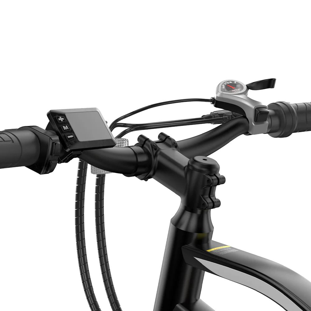 Primo piano del manubrio di una bicicletta elettrica nera. Display, comandi, freni.