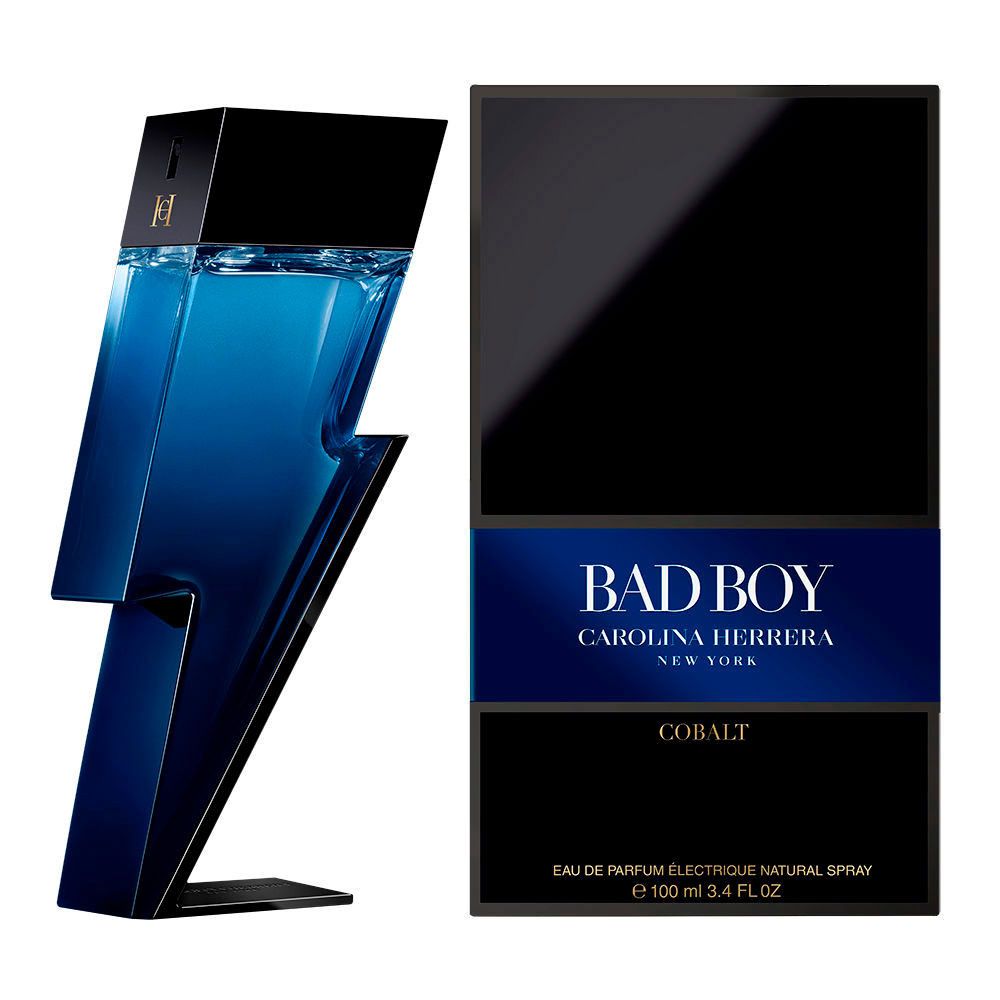 Profumo blu a forma di fulmine e confezione nera. Testo: BAD BOY, COBALT, CAROLINA HERRERA.