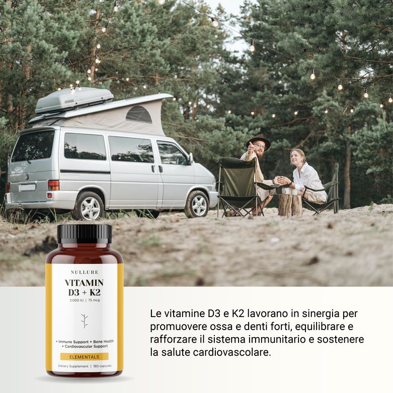 Scena all'aperto con camper e persone. Flacone di vitamina D3 + K2. Testo: Le vitamine D3 e K2 agiscono in sinergia per ossa e denti.