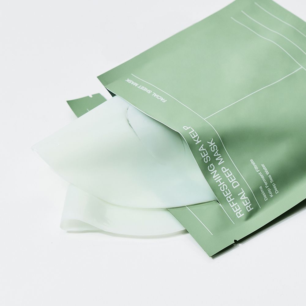 Biodance Refreshing Sea Kelp Real Deep Mask, una maschera estratta dalla confezione.