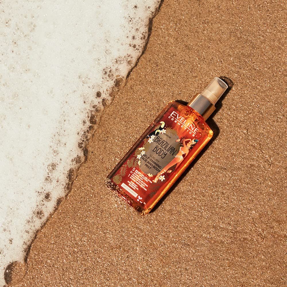 Spray autoabbronzante EVELINE COSMETICS Brazilian Body sulla sabbia, in spiaggia. Onde sul bordo.