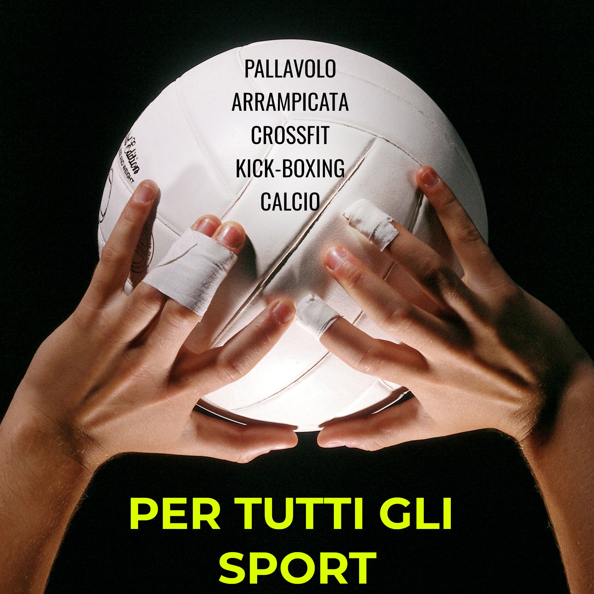 Mani che tengono un pallone da pallavolo, dita fasciate con nastro sportivo bianco.