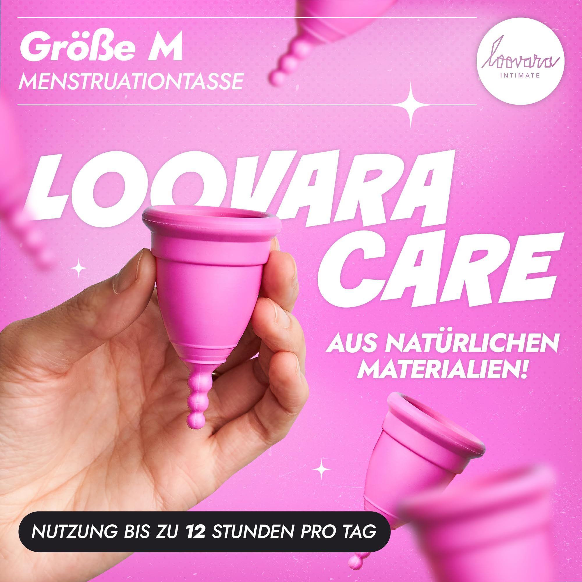Mano che tiene una coppetta mestruale rosa taglia M in gomma naturale.
