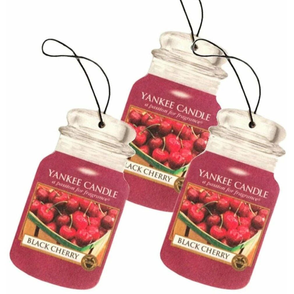 Tre deodoranti per auto Yankee Candle Black Cherry a forma di barattolo, con cordini. Immagine ciliegie e nome prodotto su ogni etichetta.