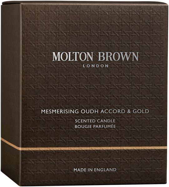 Scatola quadrata marrone. Scritta: Molton Brown London, Mesmerising Oudh Accord & Gold, Scented Candle, Bougie Parfumée. Made in England.