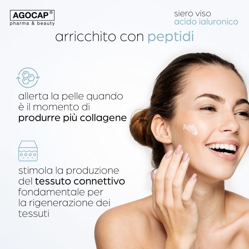 Donna con cura del viso. Testo: Arricchito con peptidi. Promuove la produzione di collagene e il tessuto connettivo.