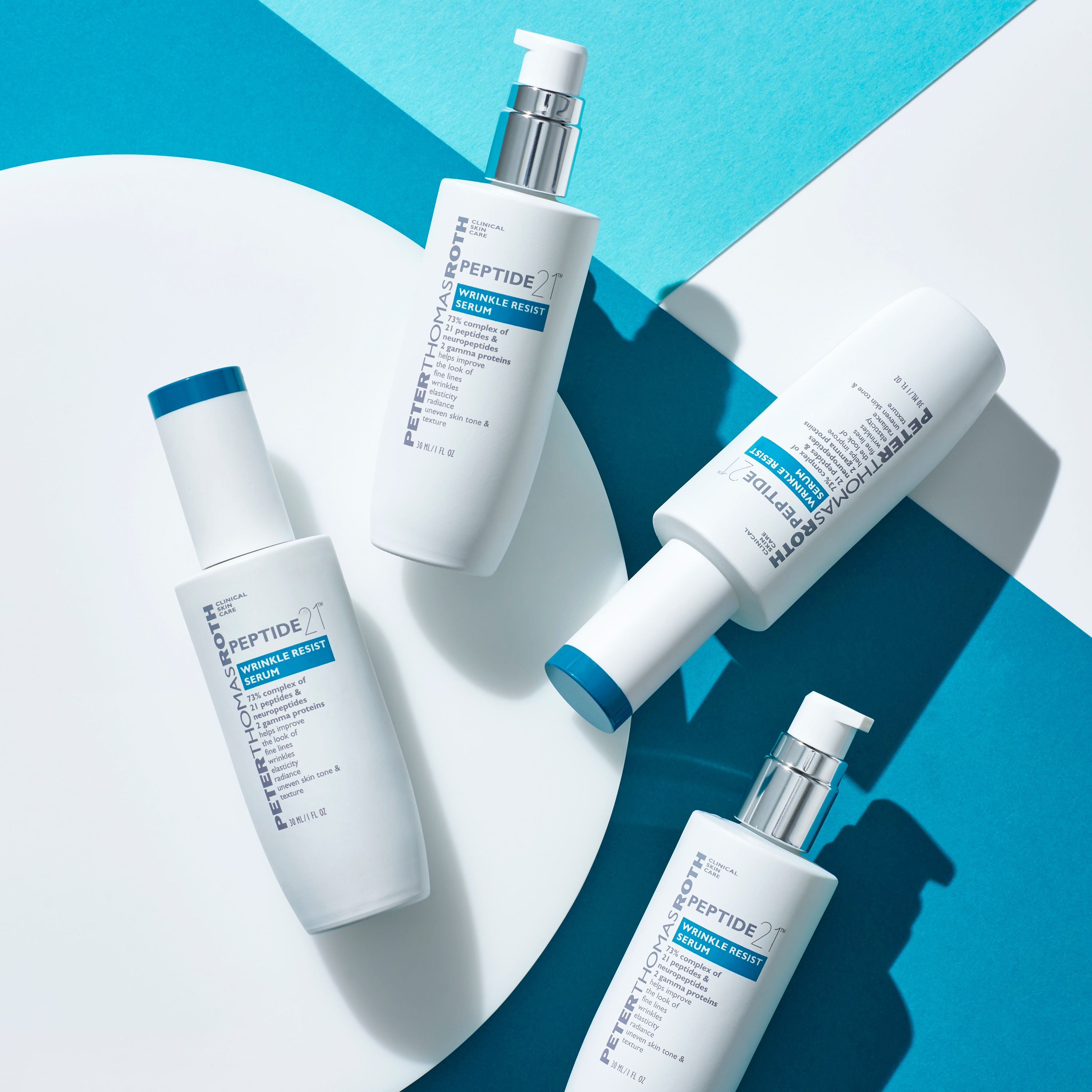 Diversi flaconi bianchi con tappo blu e scritta PEPTIDE 21. Su sfondo blu e bianco.