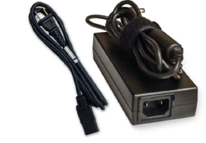 Alimentatore nero con cavo di alimentazione e cavo. Forma rettangolare con una presa.