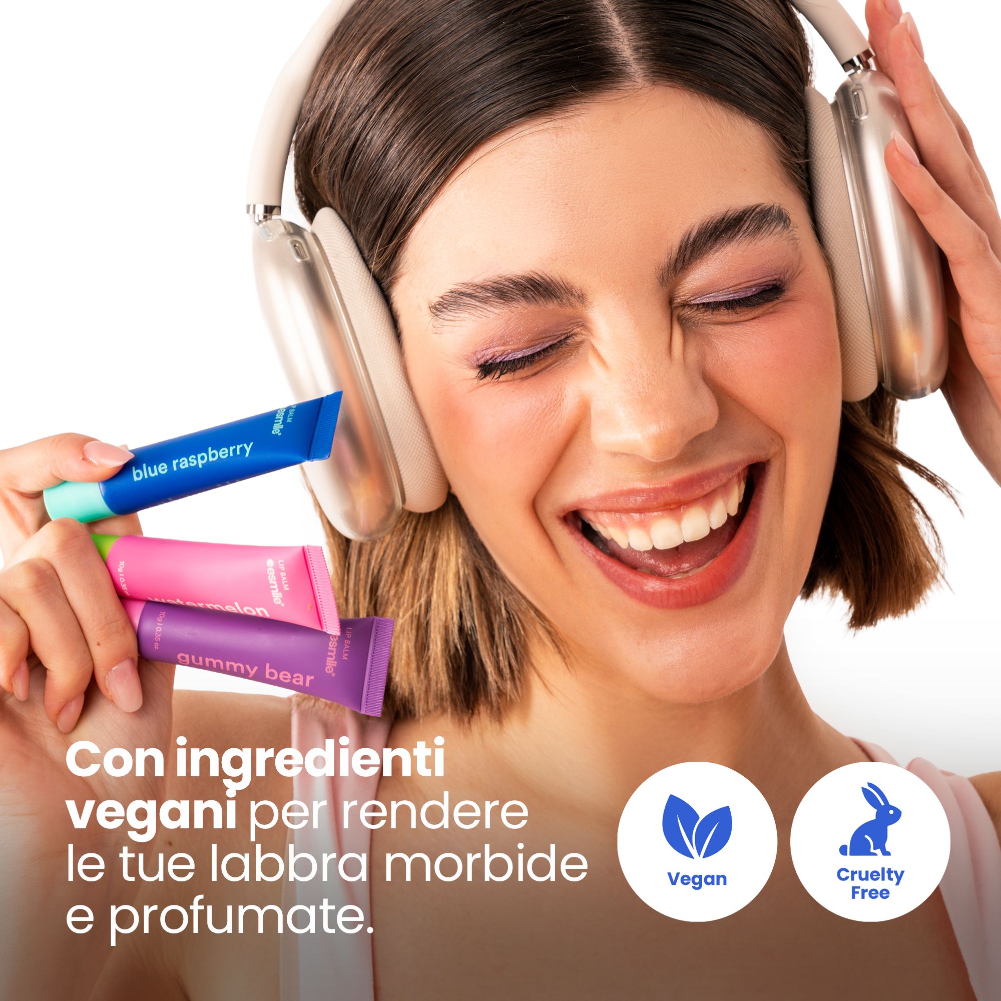 Donna con cuffie tiene tre tubetti di balsamo labbra. Testo: Con ingredienti vegani. Loghi Vegan e Cruelty Free.
