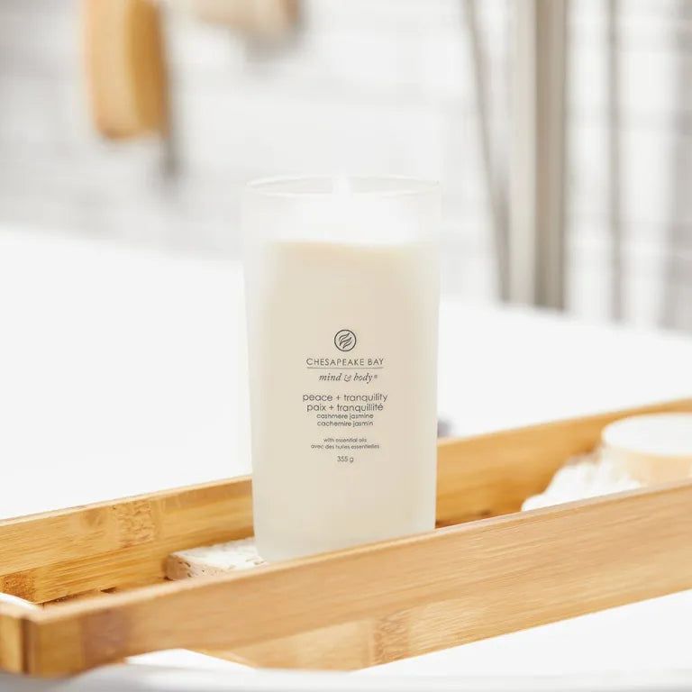 Candela in vetro smerigliato su un vassoio da bagno. Scritta: Chesapeake Bay mind & body, peace + tranquility. 355 g.
