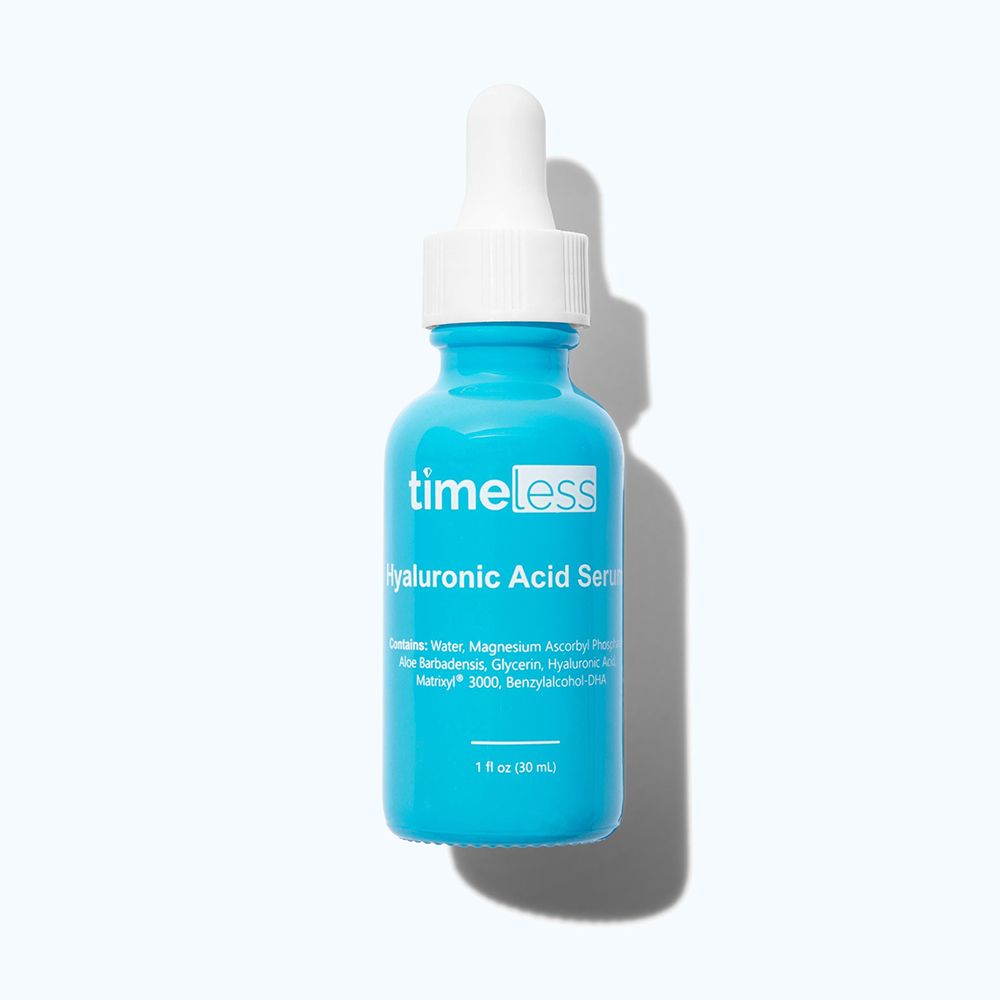 Flacone blu turchese con tappo bianco e contagocce. Scritta: Timeless Hyaluronic Acid Serum. 1 fl oz (30 ml).
