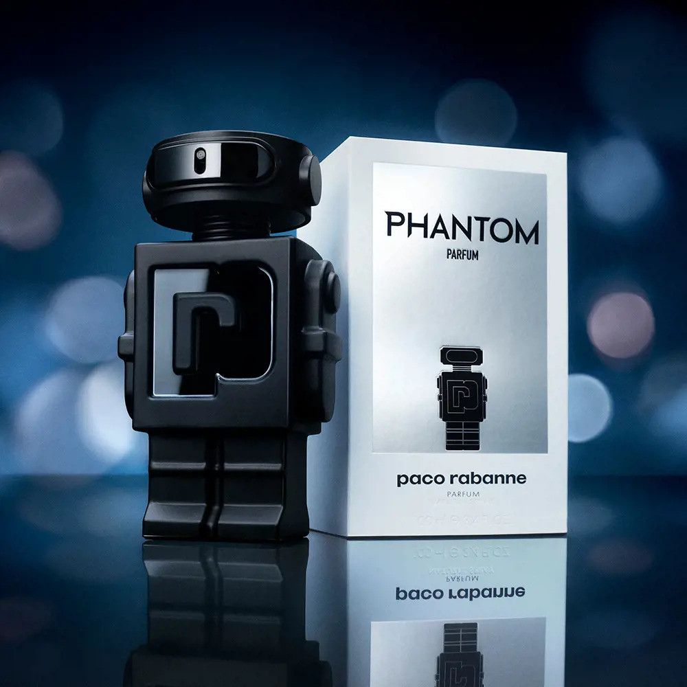 Flacone nero a forma di robot e confezione bianca con scritta "Phantom Parfum". Flacone con logo "P".