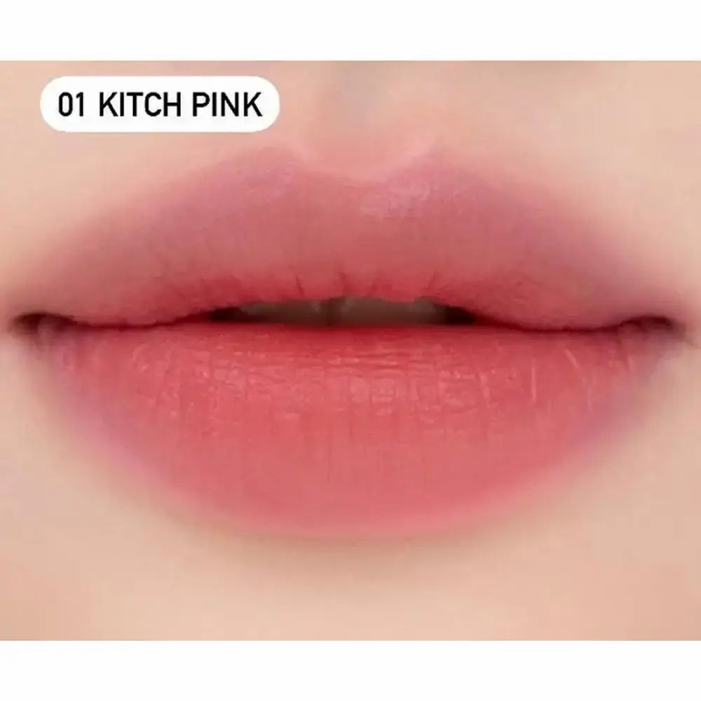 Labbra, colore 01 Kitch Pink. Testo: 01 KITCH PINK. Rossetto rosa applicato sulle labbra.