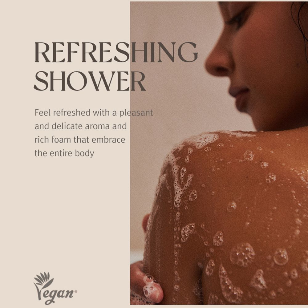Persona che fa la doccia con schiuma. Testo: Doccia rinfrescante. Logo vegano. Descrizione: Aroma gradevole e schiuma ricca.