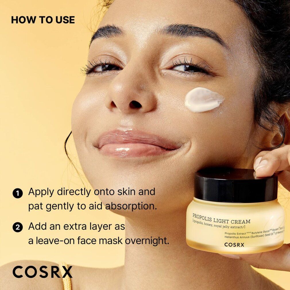 Donna tiene vasetto di crema. Scritta: PROPOLIS LIGHT CREAM. Marchio: COSRX. Crema applicata sul viso. Istruzioni.