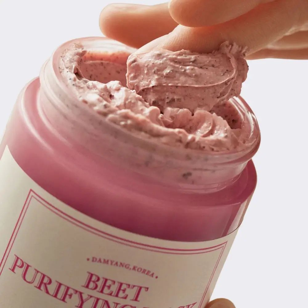 Barattolo con maschera viso rosa. Un dito preleva la maschera. Testo: BEET PURIFYING MASK, I'm from.