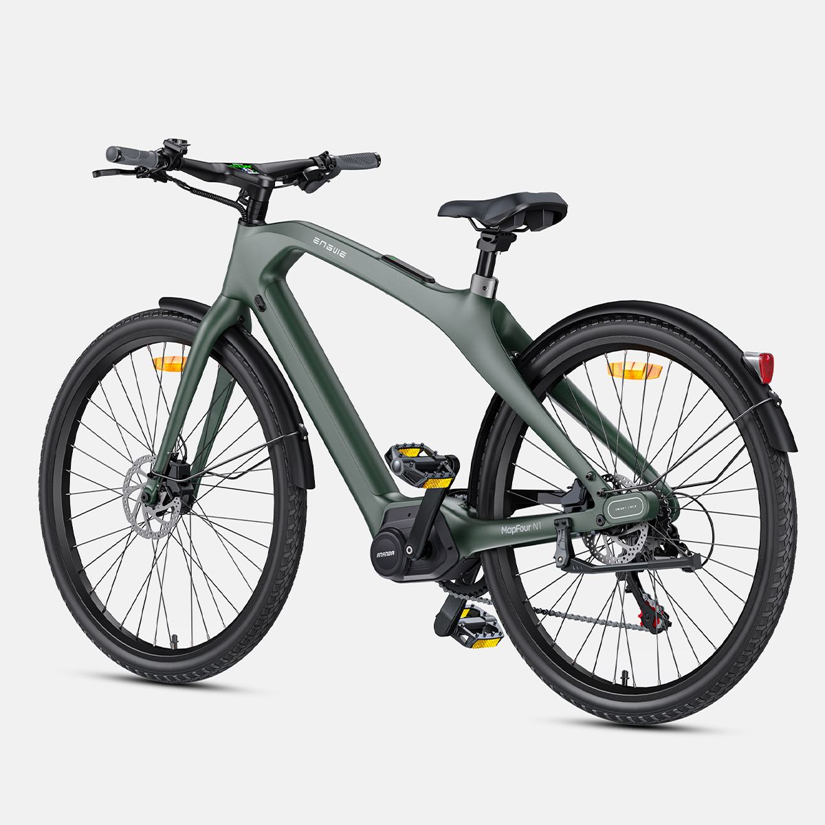 E-bike vista da dietro. Verde, pneumatici e parafanghi neri. Visibili sella, manubrio, pedali e freni a disco.