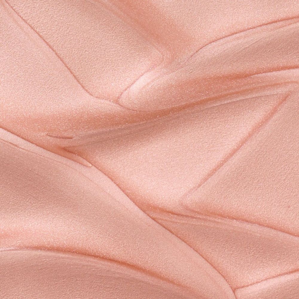 Primo piano di un liquido rosa lucido. La superficie è strutturata e ricorda un motivo piegato.